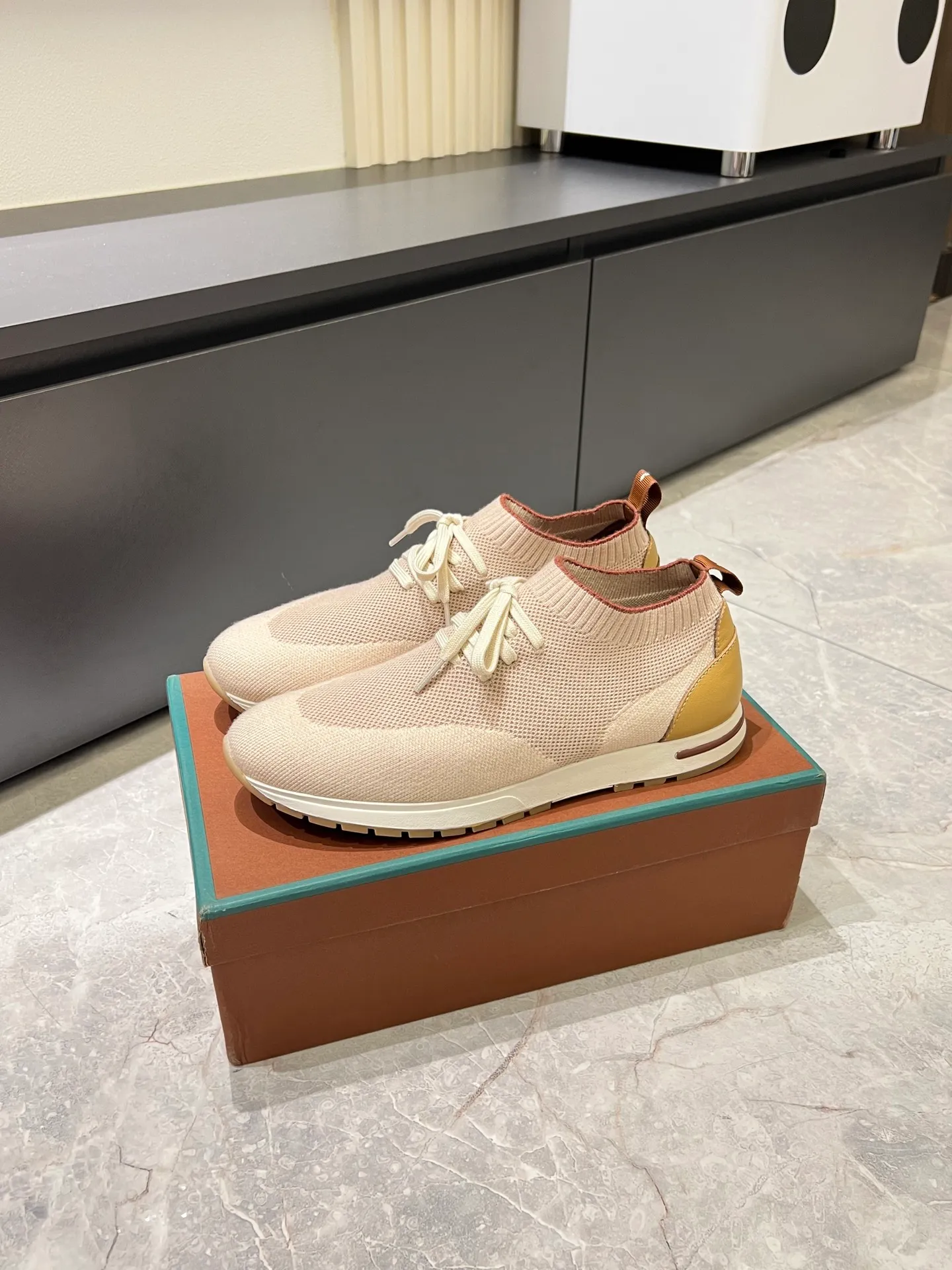 Men's Men's Shoes 💰p380 Loro Men's Shoes 💰piana/Noyo Piana 360 L Men's Shoes 💰p Flexy Walk Men's Sports Shoes These sports shoes are made of knitted wool uppers, and the heel is wrapped in smooth calf leather. Merino sheep are selected from Australia and New Zealand. The upper is machine-woven like a sweater, and then equipped with a white rubber outsole and a Kummel-colored sole. It is both beautiful and non-slip. The fabric is 100% cashmere and the insole is calf leather. It is super comfortable on the feet! Comes with full original packaging! Multiple colors available! Size: 38-44 (45 customized)